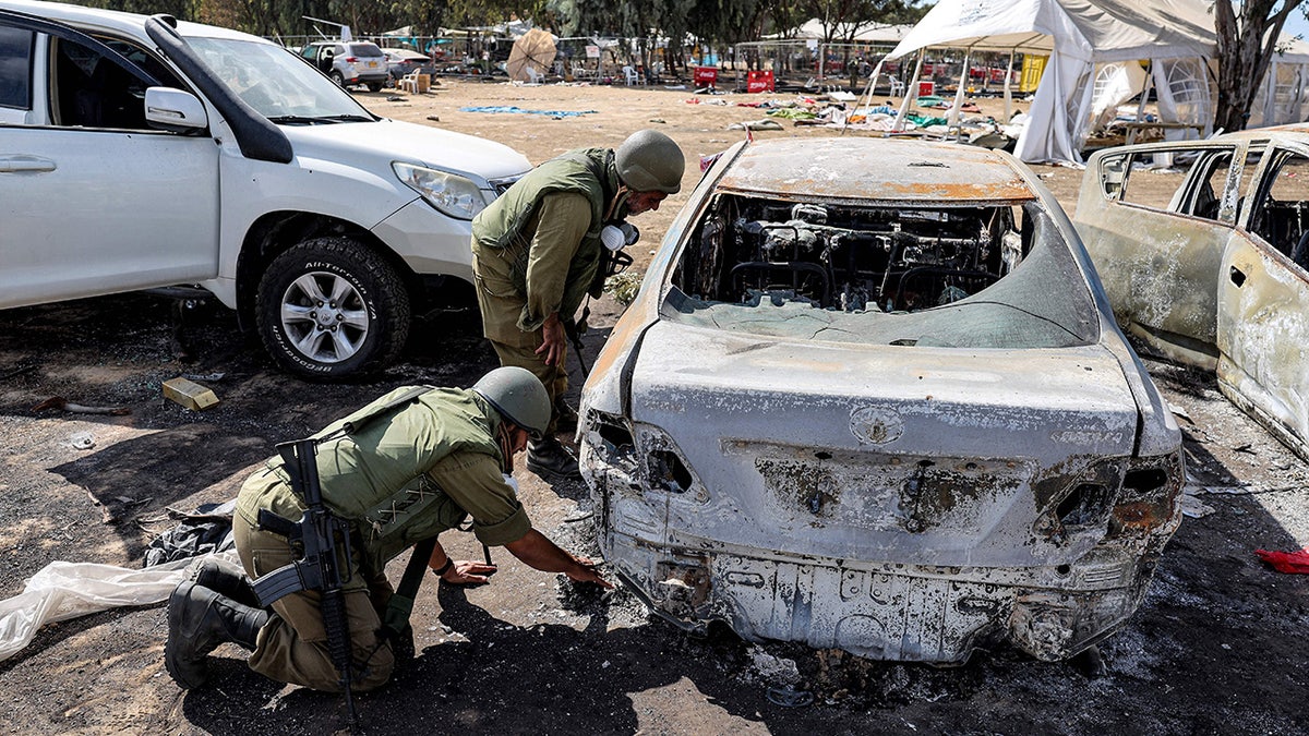 In Brand gestecktes Auto beim israelischen Musikfestival