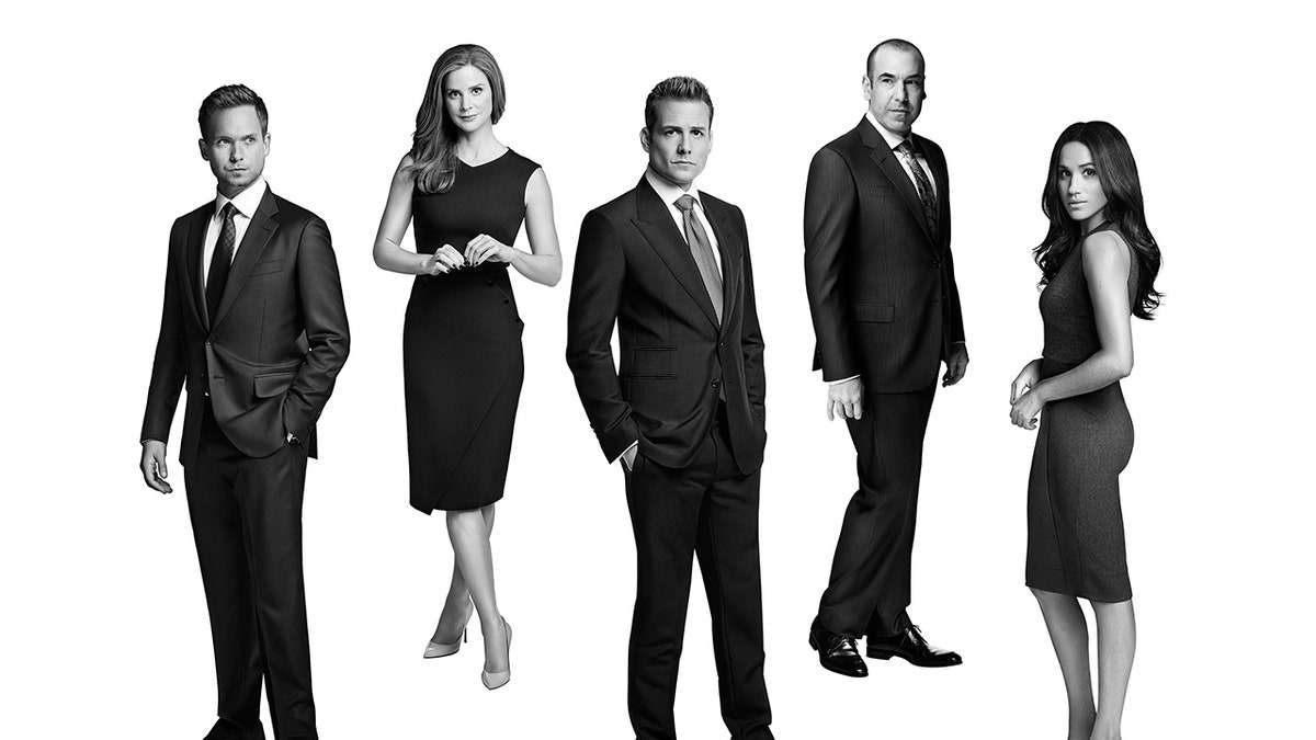 Schwarz-Weiß-Foto der Besetzung von Suits, darunter Meghan Markle, ganz rechts