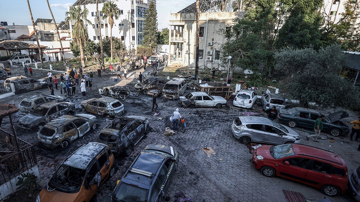 Ein Blick auf die Umgebung des Al-Ahli Baptist Hospital, nachdem es am 18. Oktober 2023 in Gaza-Stadt, Gaza, getroffen wurde.