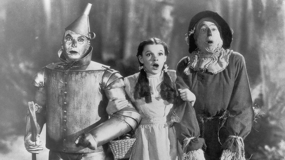 Eine Szene aus „Der Zauberer von Oz“ mit Judy Garland im Kostüm als Dorothy