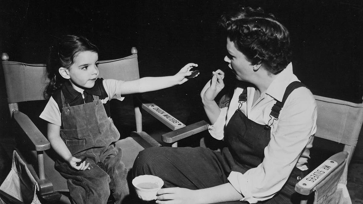 Judy Garland schaut ihre Tochter Liza an, die etwas auf sie zeigt