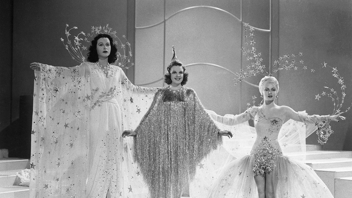 Judy Garland in einem glamourösen Kleid inmitten von Hedy Lamarr und Lana Turner