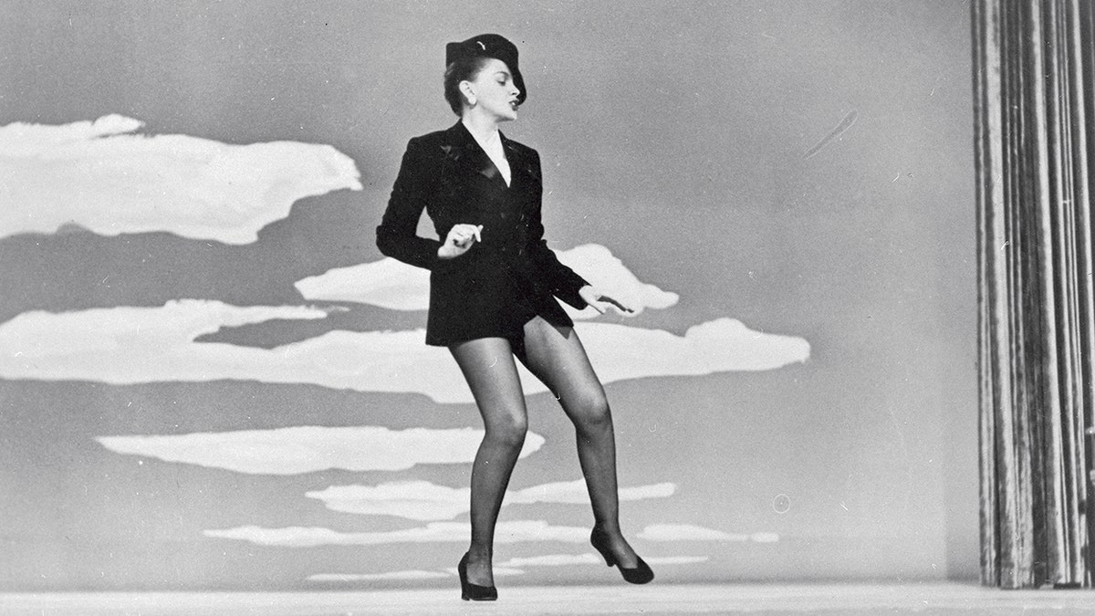 Judy Garland tanzt in einem kurzen Anzug und einem Fedora
