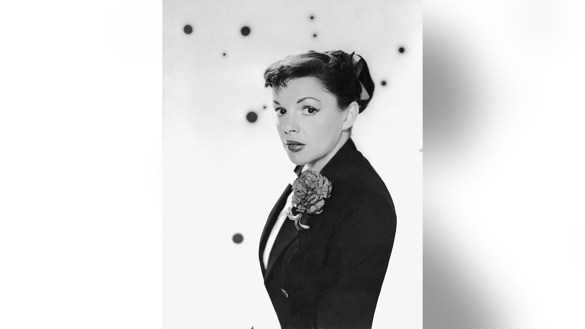 Judy Garland sieht im Smoking ernst aus