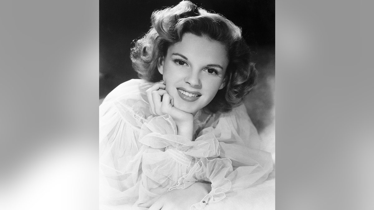 Eine glamouröse Nahaufnahme von Judy Garland von MGM