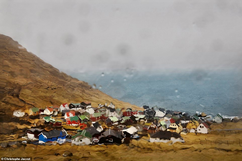 „Von allen Orten auf der Welt ist dies einer meiner Lieblingsorte“, schreibt Jacrot oben über die Färöer-Inseln.  Er fährt fort: „Die Landschaft ist so wild wie ihr Klima.“  Es gibt dort mehr Schafe als Menschen.