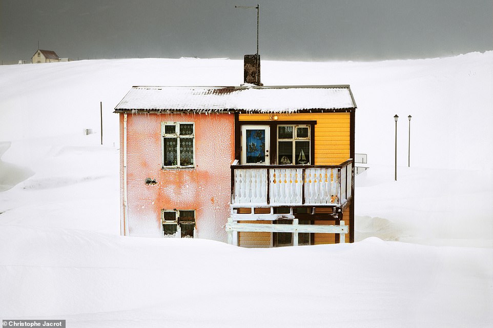 Diese farbenfrohe Aufnahme entstand auf einer von acht Reisen, die Jacrot im Laufe seiner Karriere nach Island unternahm.  Er schreibt: „Ich suche nach Orten, die mich inspirieren … Ich kehre an diese Orte zurück, wenn die Wetterbedingungen stimmen.“