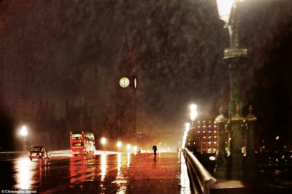 Diese stimmungsvolle Aufnahme zeigt London mit dem leuchtenden Big Ben in der Ferne in einer regnerischen Nacht.  Jacrot schreibt: „Wenn es stark regnet, ist das Licht einzigartig und wunderschön, aber ich habe das Gefühl, dass ich der Einzige bin, der es bemerkt, während ich allen anderen dabei zusehe, wie sie in Deckung gehen.“