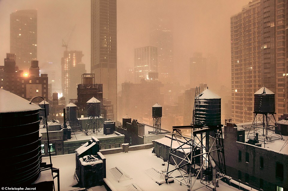 Ein schneebedecktes New York City ist das Motiv dieser magischen Aufnahme von Jacrot.  Er schreibt: „Schneestürme in New York faszinieren mich am meisten.“  Es ist wie ein Aufeinandertreffen zweier großer Kräfte.  Die Elemente scheinen mit der Arroganz und Stärke dieser Stadt zu konkurrieren.“