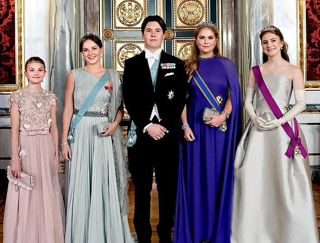 Prinz Christian von Dänemark (Mitte) feierte seinen 18. Geburtstag mit einer Reihe von Royals aus ganz Europa, darunter Prinzessin Amalia der Niederlande (zweite von rechts) und Prinzessin Estelle von Schweden (links).