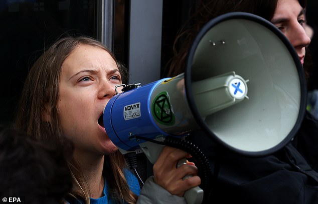 Der schwedische Klimaaktivist ruft während der Demonstration Parolen durch ein Megaphon