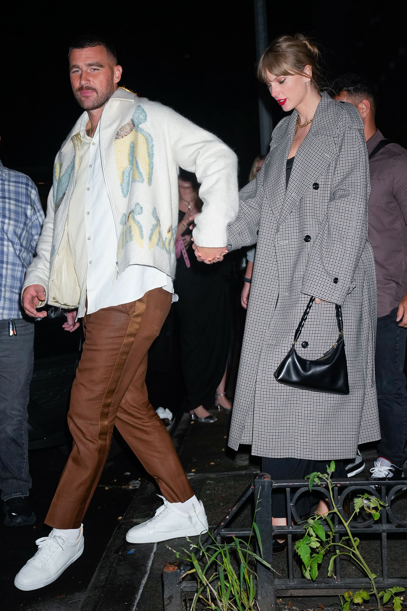 Travis Kelce und Taylor Swift verlassen die SNL Afterparty am 15. Oktober 2023 in New York City.