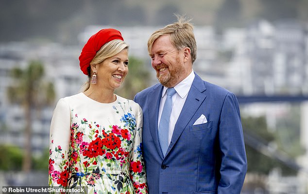 An anderer Stelle entschied sich ihr Ehemann König Willem-Alexander für einen einfachen Marineanzug, der mit einer pastellblauen Krawatte getragen wurde
