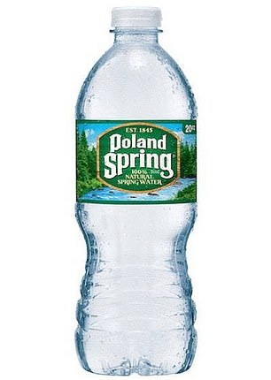 Die weithin bekannte und bekannte Flasche Poland Spring kann in fast jedem Drogerie- oder Lebensmittelgeschäft gekauft werden.