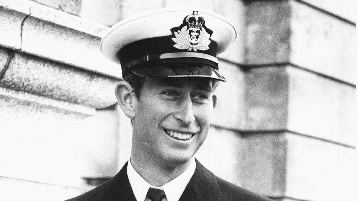 Eine Nahaufnahme eines jungen Prinz Charles in seiner Marineuniform