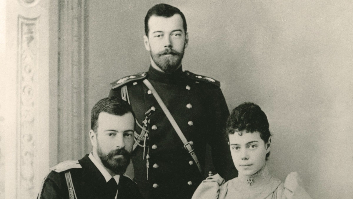 Ein Porträt der Romanows mit ernster Miene in formeller Kleidung