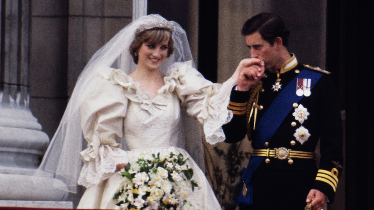 Prinz Charles küsst Prinzessin Dianas Hand an ihrem Hochzeitstag