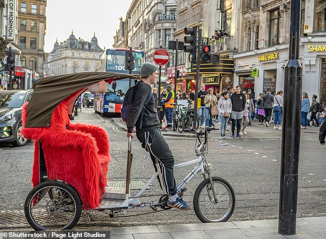 Pedicabs, auch Rikschas genannt, werden nach viktorianischem Recht wie Pferdekutschen behandelt und bedürfen daher keiner Regulierung