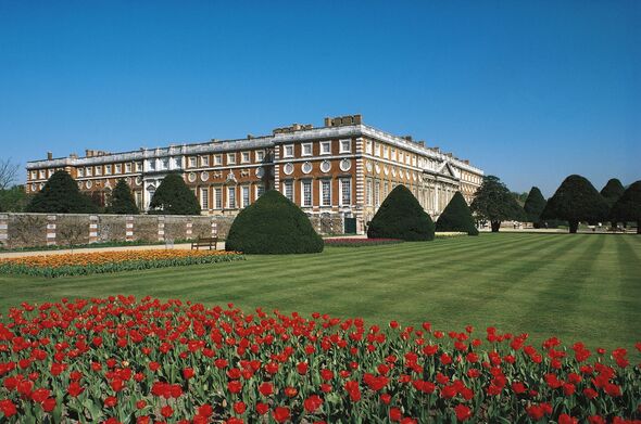Blick auf Hampton Court von den Gärten aus