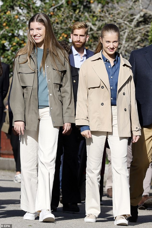 Schwester Schwester!  Infantin Sofia (links) und Prinzessin Leonor (rechts) strahlten, als sie entlangschlenderten, und schienen fast identische weiße Jeans zu tragen