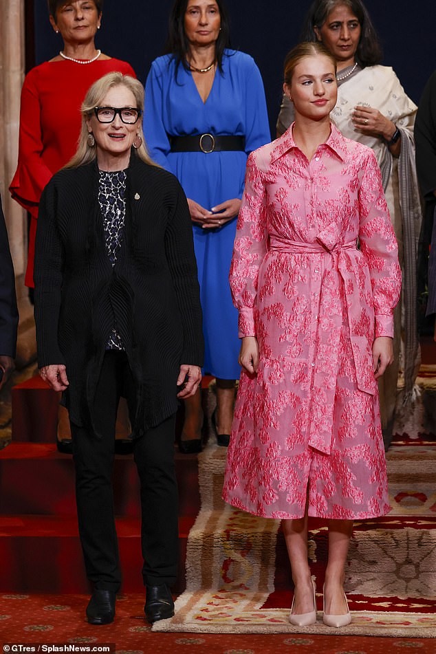 Mamma Mia!  Die legendäre amerikanische Schauspielerin, 74, stand neben Prinzessin Leonor, als sie eine der höchsten künstlerischen Auszeichnungen Spaniens entgegennahm