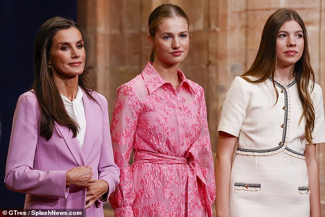 Königin Letizia (links) steht während der prestigeträchtigen Veranstaltung neben ihren beiden Töchtern, Prinzessin Leonor (Mitte) und Prinzessin Sofia