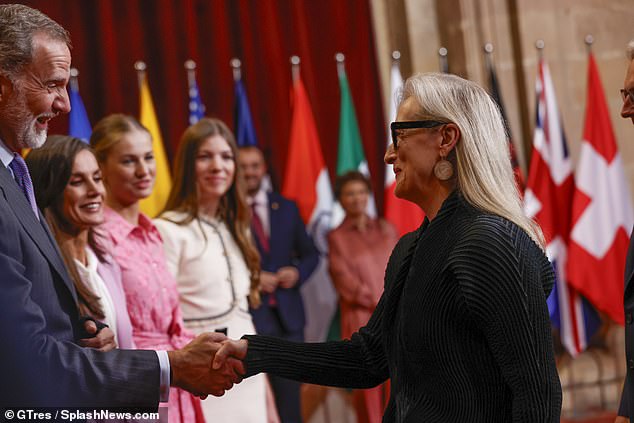 Meryl Streep begrüßte Königin Letizia und König Felipe VI., als sie am Freitag in Oviedo den prestigeträchtigen Preis der Prinzessin von Asturien entgegennahm