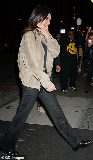 Mode: Kendall sah super stylisch aus in einer beigen Wildleder-Bomberjacke, die sie mit einem schwarzen Oberteil und einer Hose sowie einem Paar Cowboystiefeln kombinierte