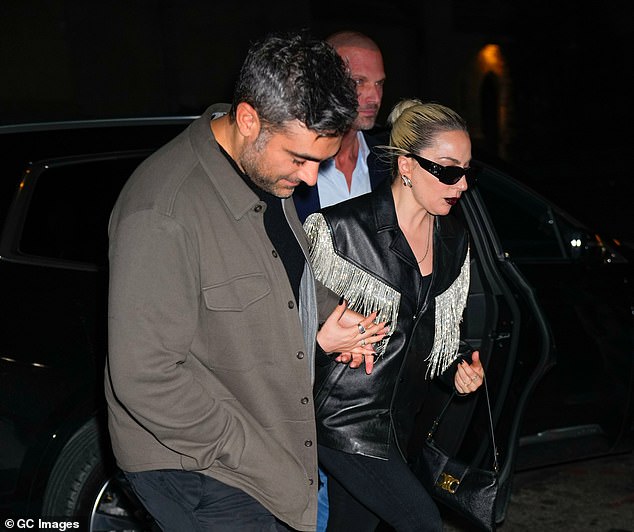 Gäste: Beim Verlassen der Party wurde auch Lady Gaga gesehen, die in einer schwarzen Lederjacke mit silbernen Fransen und einer schwarzen Sonnenbrille typisch aussah