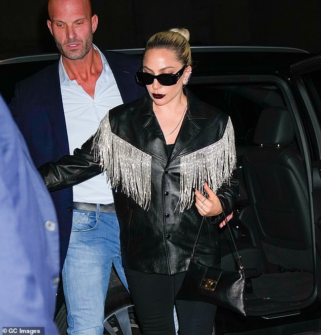 Schick: Lady Gaga trug ihre blonden Locken zu einem gepflegten Dutt und entschied sich für Gothic-Make-up