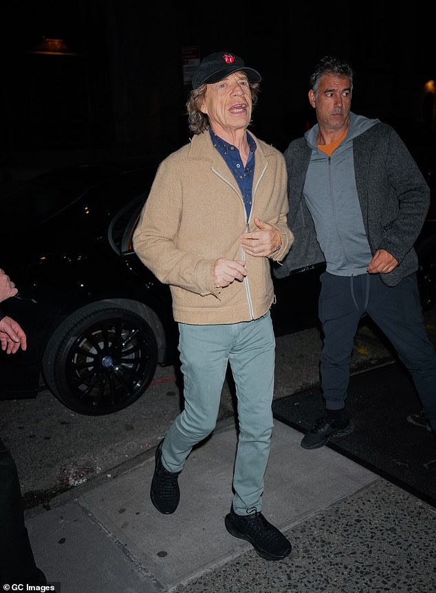 Rock'n'Roll: Mick Jagger, der ebenfalls anwesend war, rockte ein blaues Hemd und eine Kameljacke, dazu eine hellgrüne Hose und schwarze Turnschuhe