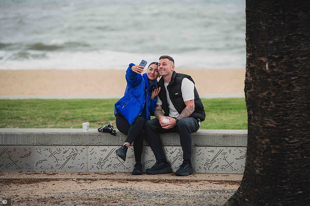 Kurz nachdem sich der süße Moment abgespielt hatte, posierte das Paar auch für gemeinsame Liebes-Selfies
