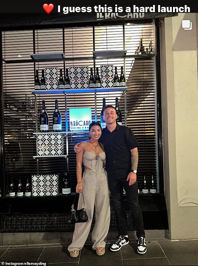 Die schwarzhaarige Schönheit ging mit ihrem gutaussehenden Liebhaber offiziell auf Instagram, indem sie ein Foto postete, auf dem sie im April vor einem Restaurant in Melbourne für einen Sturm posierten