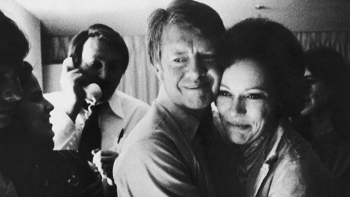 Jimmy Carter umarmt Frau Rosalynn
