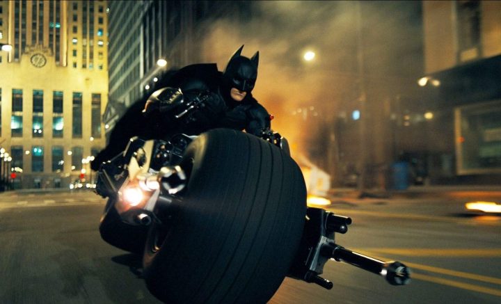 Batman fährt mit seinem Bat-Cycle herein "Der dunkle Ritter."
