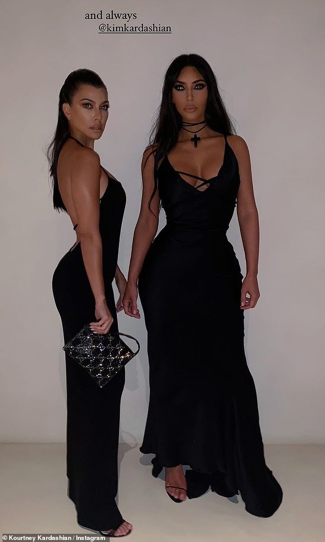 Kleines Schwarzes: Der Star aus „Keeping Up With The Kardashians“ hat in ihren Instagram-Storys mehrere Retro-Bilder mit Kim für ihre 224 Millionen Follower geteilt, darunter eines der Geschwister, das bis ins kleinste Detail in elegante schwarze Kleider gekleidet ist