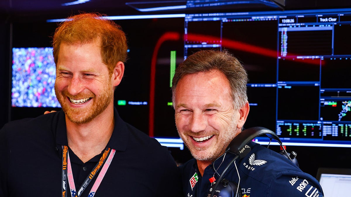 Prinz Harry lacht mit Christian Horner beim Formel-1-Rennen