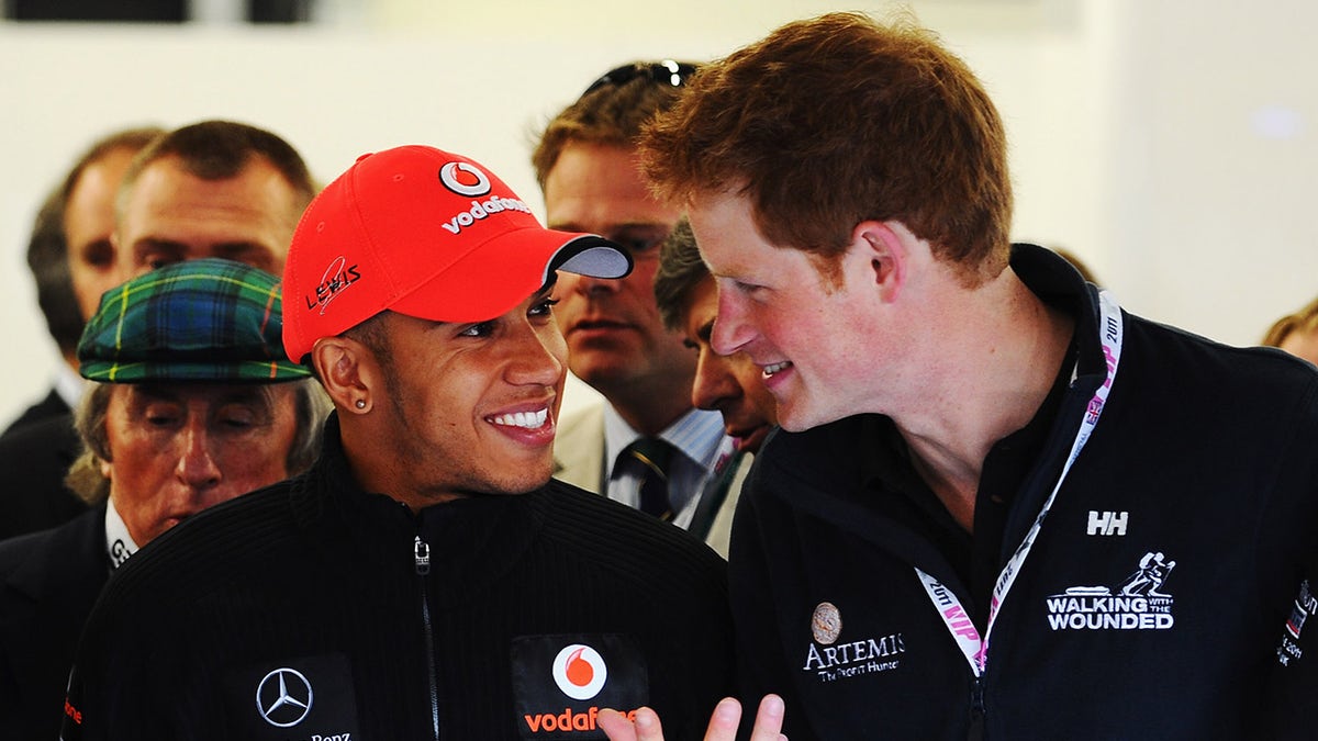 Lewis Hamilton lächelt während des animierten Chats mit Prinz Harry.