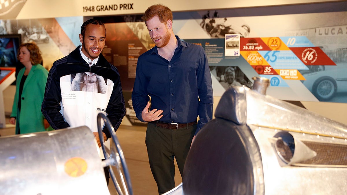 Prinz Harry und Lewis Hamilton diskutieren im Museum über Rennwagen