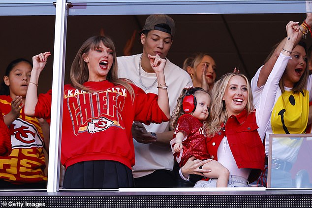 Swift und Brittany Mahomes, Ehefrau des Chiefs-Quarterbacks Patrick Mahomes, feierten gemeinsam im Arrowhead Stadium, nachdem Kansas City einen Touchdown erzielt hatte