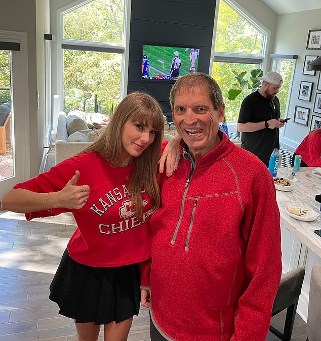 Früher am Tag wurde Swift gesehen, wie sie sich im Haus von Travis Kelce auf ihren neuesten Ausflug nach Arrowhead vorbereitete und ein Mittagessen mit Spielern wie der NFL-Legende Bernie Kosar genoss (im Bild).