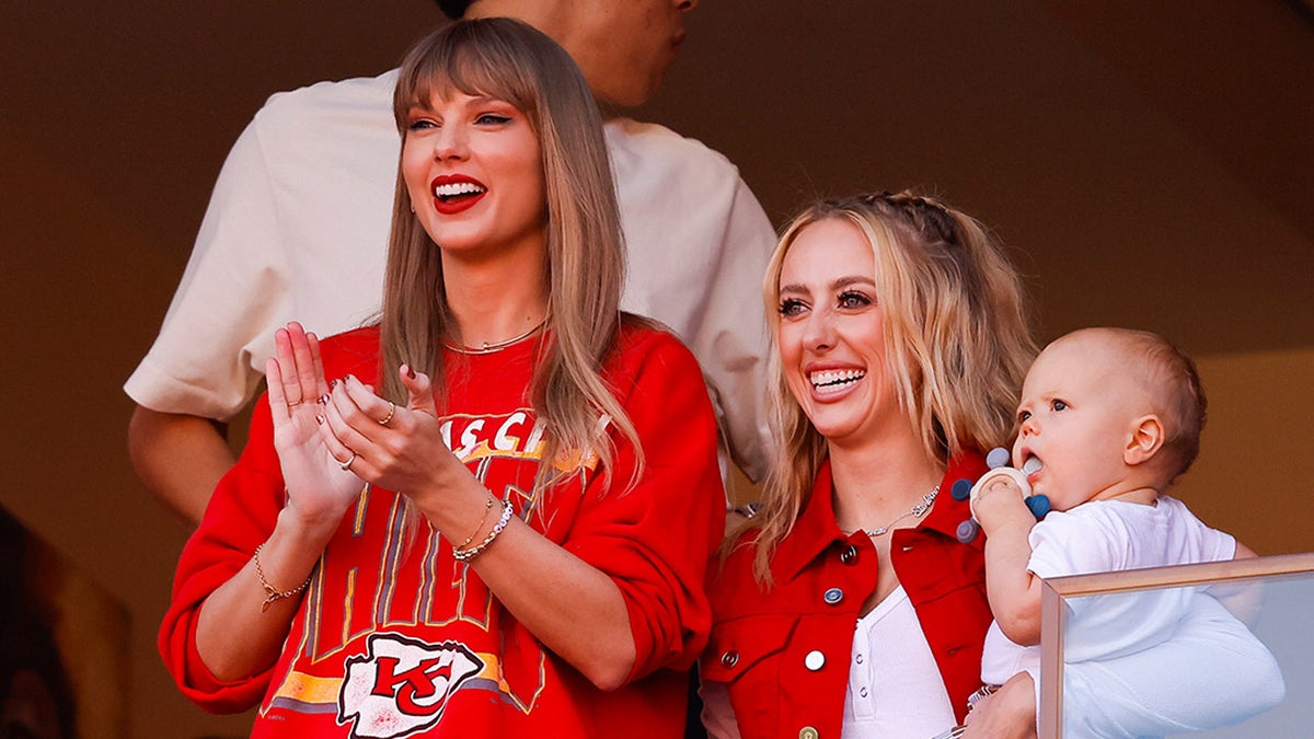 Taylor Swift klatscht während des Spiels der Kansas City Chiefs mit Brittany Mahomes