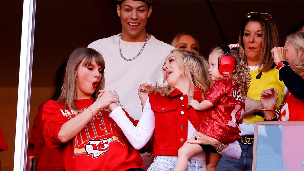 Taylor Swift und Brittany Mahomes schütteln sich die Hand