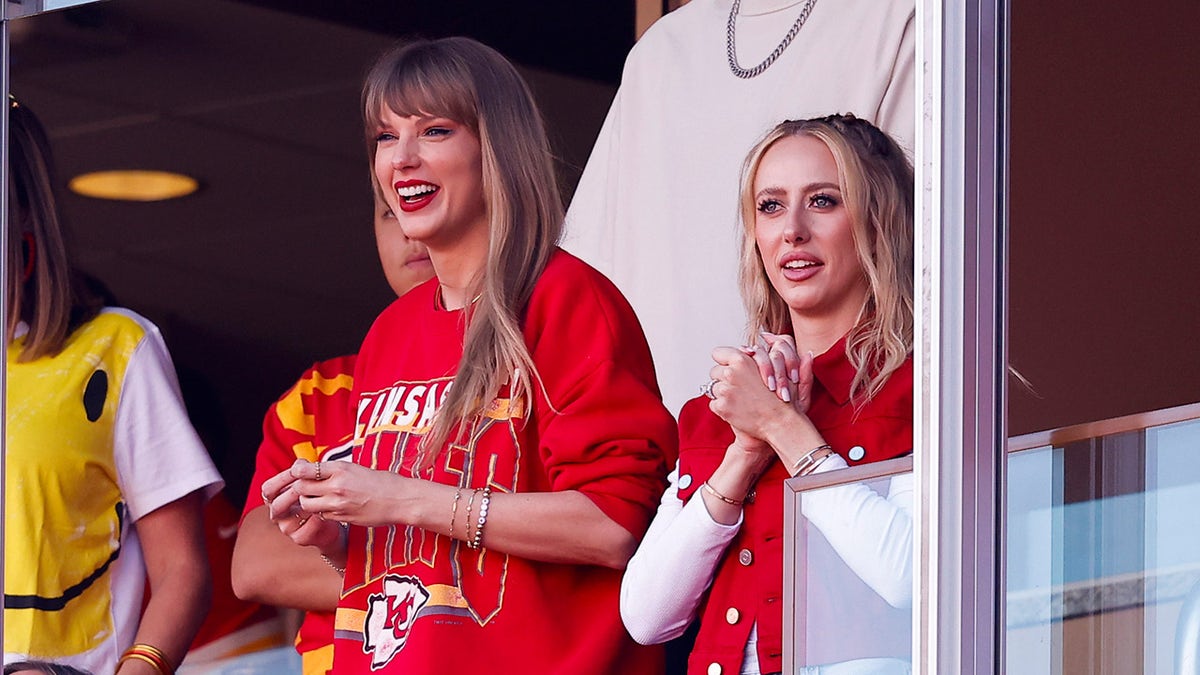 Brittany Mahomes schüttelte Taylor Swift beim Spiel der Kansas City Chiefs die Hände