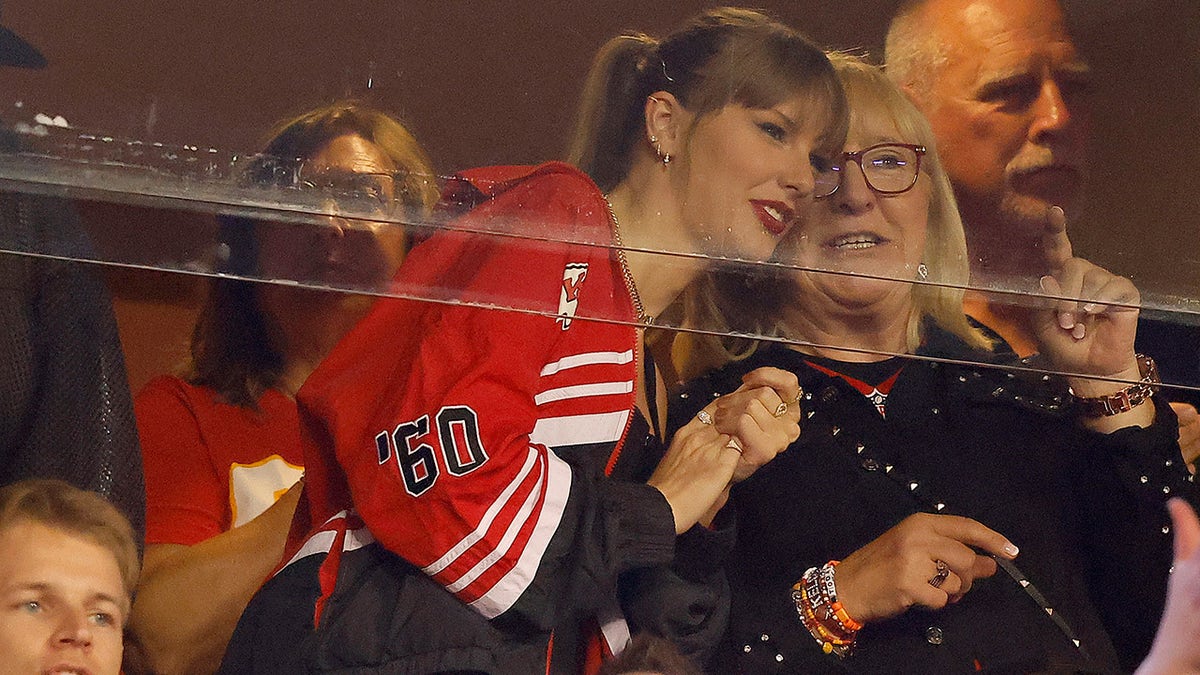 Travis Kelces Mutter Donna Kelce und Taylor Swift beim Spiel in Kansas City