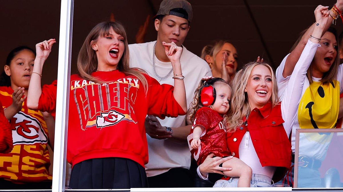 Taylor Swift und Brittany Mahomes im Arrowhead-Stadion mit Jackson Mahomes