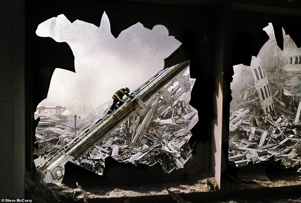 Dieses verheerende Bild zeigt einen mutigen Feuerwehrmann, der nach den Anschlägen vom 11. September 2001 eine Leiter am Ground Zero in New York erklimmt. McCurry wohnte in der Nähe und als er hörte, was passiert war, machte er sich mit seiner Kamera direkt auf den Weg zur Baustelle Dokumentieren Sie die Tragödie
