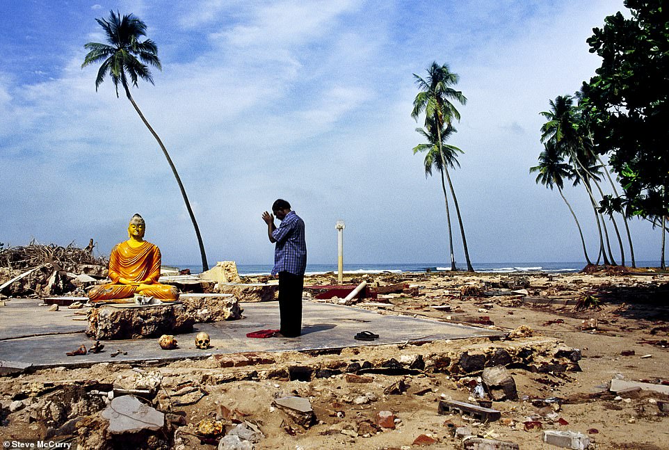 Diese bewegende Aufnahme zeigt einen Mann, der an der Stelle eines Tempels betet, der während des Tsunamis im Indischen Ozean 2004 in Kathaluwa, Sri Lanka, weggespült wurde