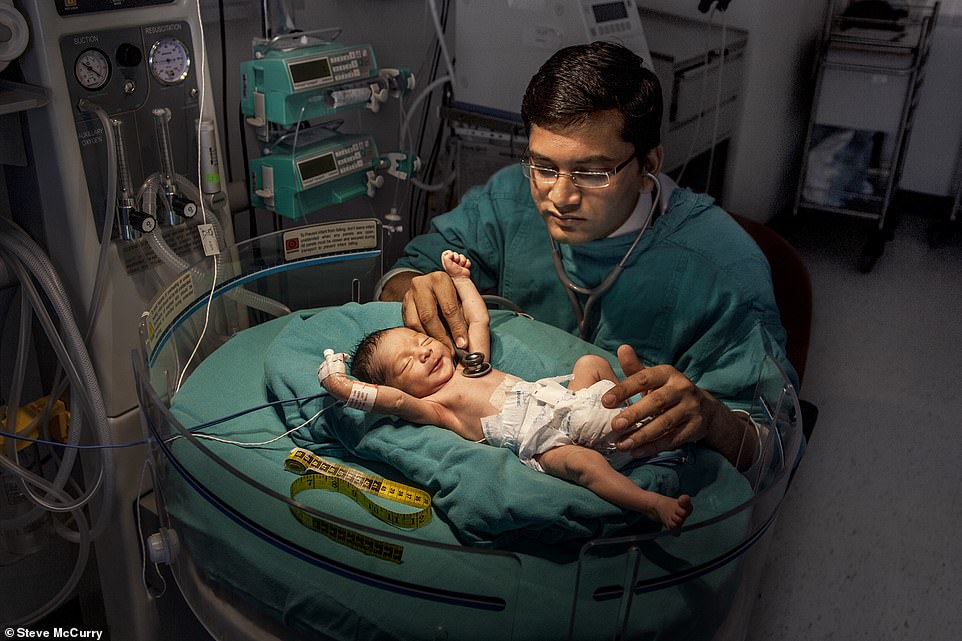 Dieses eindrucksvolle Foto von McCurry zeigt ein Frühgeborenes, das 2008 in einem Krankenhaus in Jaipur, Indien, behandelt wird
