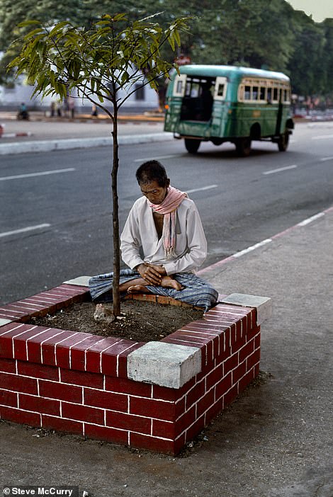 Dieses friedliche Bild – aufgenommen von McCurry aus dem Jahr 1994 – zeigt einen meditierenden Mann vor der Sule-Pagode, einem buddhistischen Stupa in Yangon, Myanmars größter Stadt